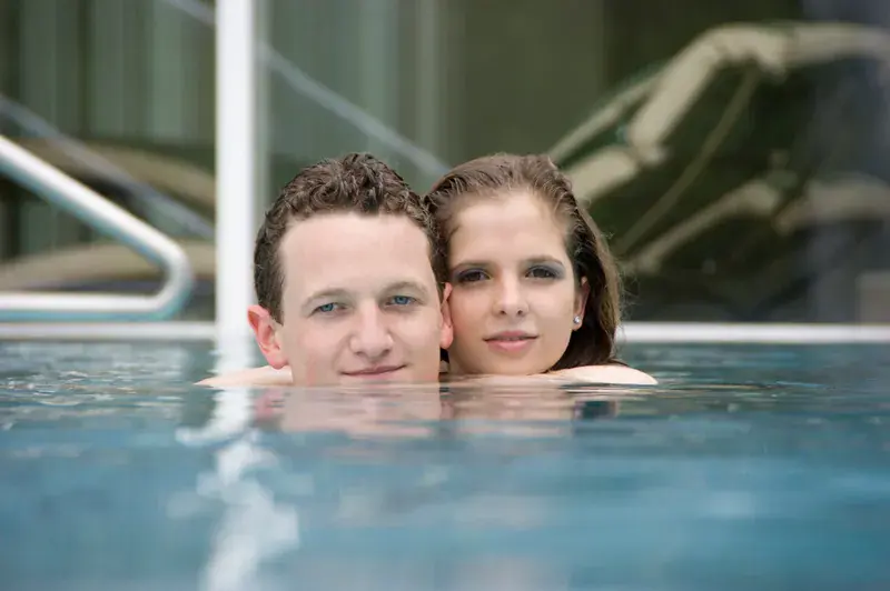 Paar im Pool