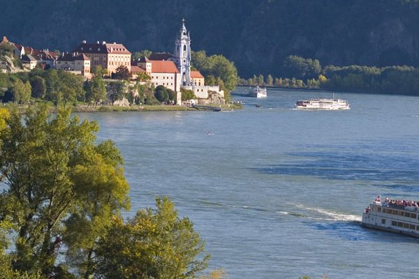 Schifffahrt entlang der Donau